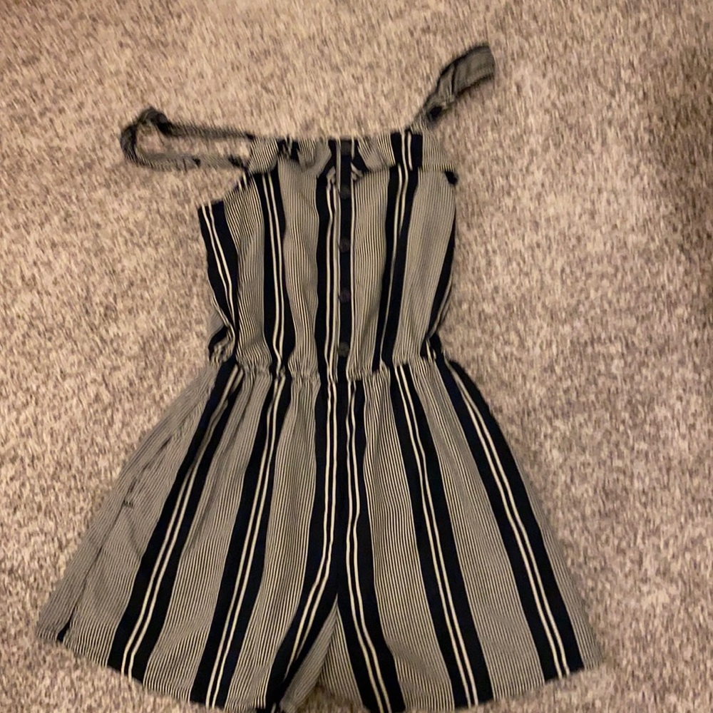 Size 11/12 romper with pockets!!
